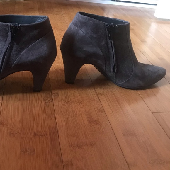 Those are authentic pair of Paul green Grey suede - Picture 3 of 6